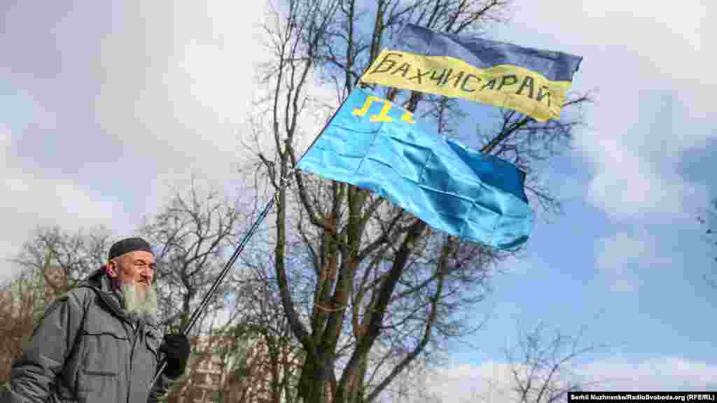 Украинский и крымскотатарский флаги