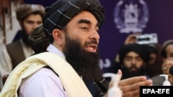 Официальный представитель движения "Талибан" Забиулла Муджахид на пресс-конференции. Кабул, Афганистан, 17 августа 2021 года
