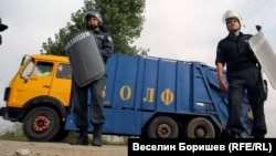 Извозване на боклука от София в „Суходол“. Камионът на снимката е на фирмата „Волф“ на Румен Гайтански – Вълка.