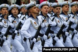 Моряки маршируют во время парада Победы