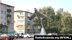 МіГ-17 на постаменті в центрі Новоазовська