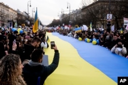 Тисячі протестувальників зібралися в Будапешті на акції проти вторгнення Росії в Україну, 26 лютого 2022 року