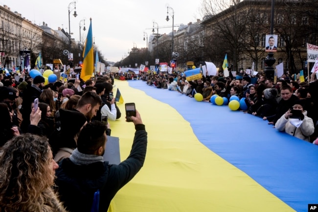 Тисячі протестувальників зібралися в Будапешті на акції проти вторгнення Росії в Україну, 26 лютого 2022 року