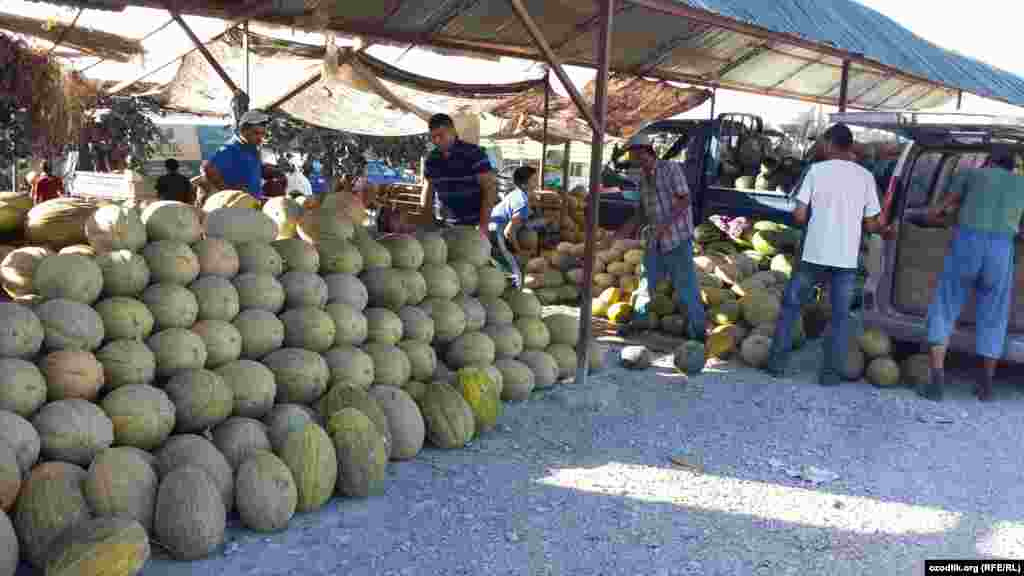 Сўғд вилояти Нов туманидаги қовун-тарвуз бозори