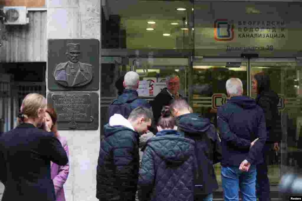 Ljudi čekaju u redu na jednom od glasačkih mjesta u Beogradu