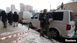 Слідчий працює біля житлового будинку, де 6 лютого 2026 року в Москві, Росія, стався замах на російського генерал-лейтенанта Володимира Алексєєва