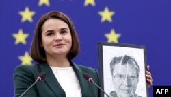 Lidera exilată a opoziției din Belarus, Svetlana Țihanovskaia, arată portretul ziaristului întemnițat Andrzej Poczobut, în plenul Parlamentului European, la Strasbourg, pe 22 octombrie.
