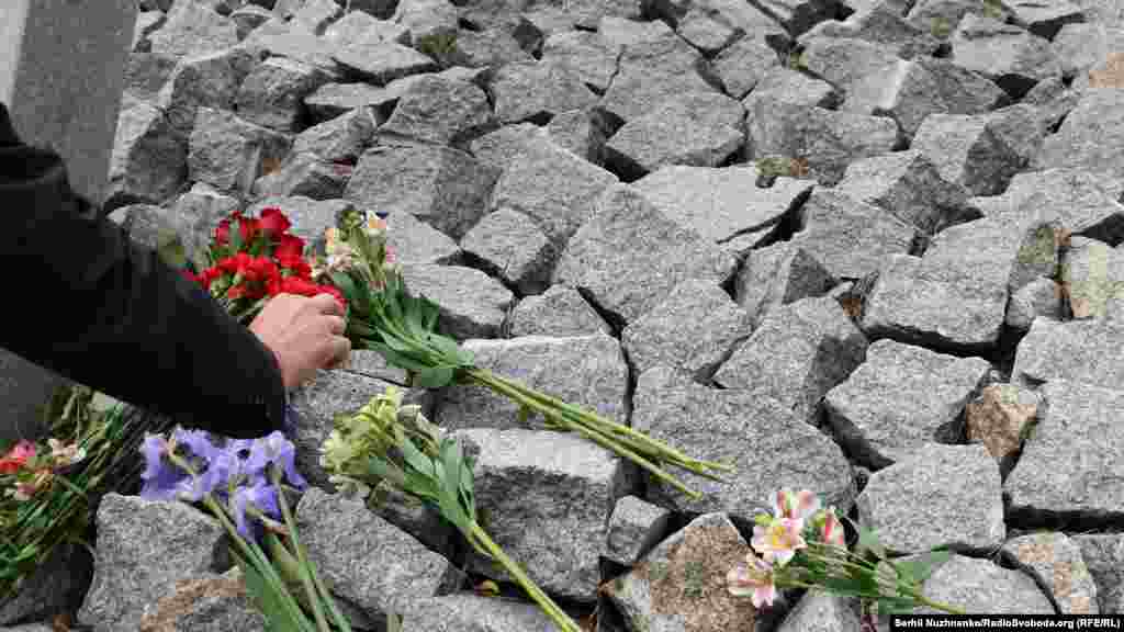 Возложение цветов к мемориалу жертв тоталитаризма 1937-1941 годов
