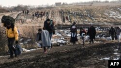 Европага жер которуп келе жаткан мигранттар