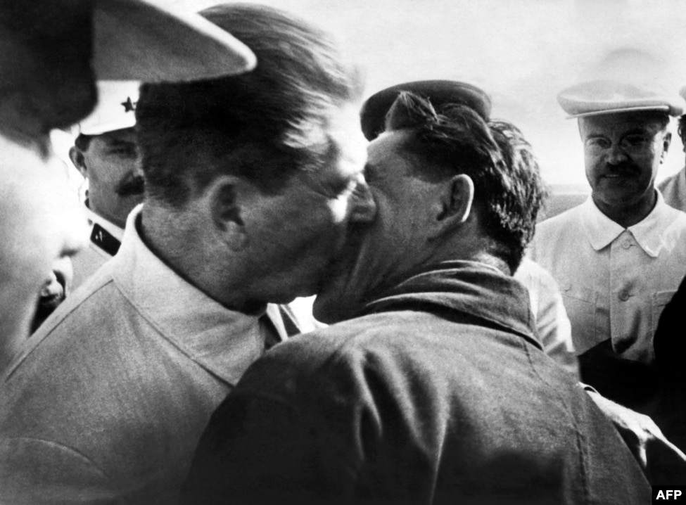 Image of Joseph Stalin kissing a man