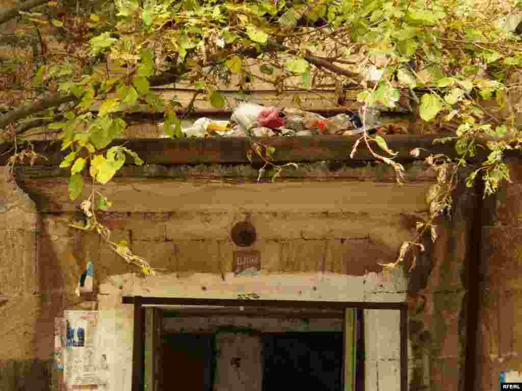 Bəzi sakinlər üçün ən yaxın zibillik elə yaşadıqları binanın blokunun üstüdür