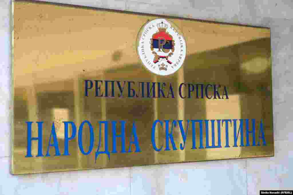 РЕПУБЛИКА СРПСКА / БИХ - Владата на Република Српска (РС) го одобри Предлог-законот за заштита, зачувување и употреба на јазикот на српскиот народ и кирилицата, по итна постапка. Законот предвидува и казни.