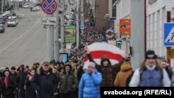 Учасники акції проти «декрету про дармоїдів» у Вітебську, Білорусь, 26 лютого 2017 року