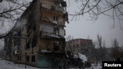 Пошкоджені російськими військовими ударами будинки у прифронтовому місті Вугледар на Донеччині, лютий 2023 року