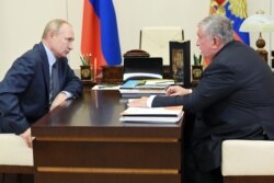 Igor Szecsin, a Rosznyeft vezetője (j) Vlagyimir Putyin orosz elnökkel tárgyal 2020. augusztus 18-án