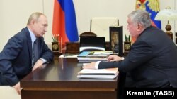 Președintele rus Vladimir Putin, alături de CEO-ul Rosneft, Igor Sechin