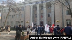 Митинг у здания ЦИК с требованием отменить итоги выборов в БГК. Апрель 2021 года. 