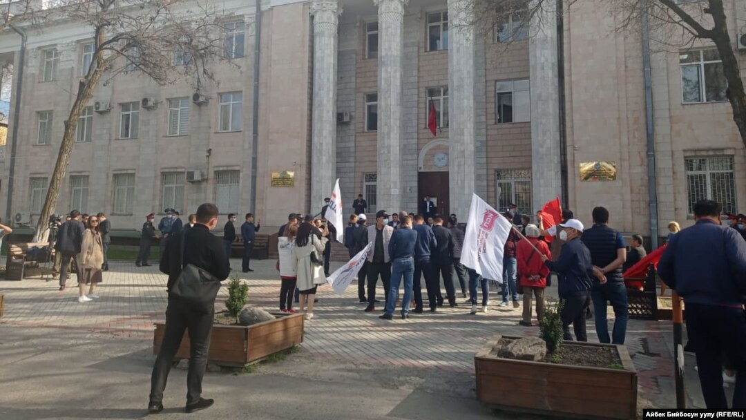 Бишкекдаги МСК биноси олдида ўтказилган митингдан лавҳа, 2021 йил 12 апрели