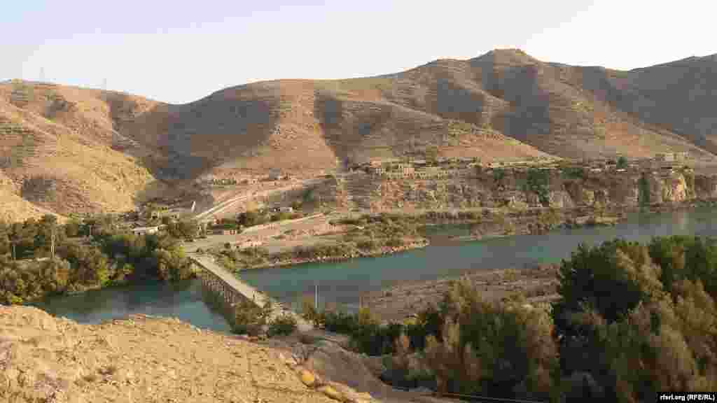 په کجکي ولسوالۍ کې پر هلمند سیند پروت د تختو پل چې کجکي له زمینداور سره نښلوي
