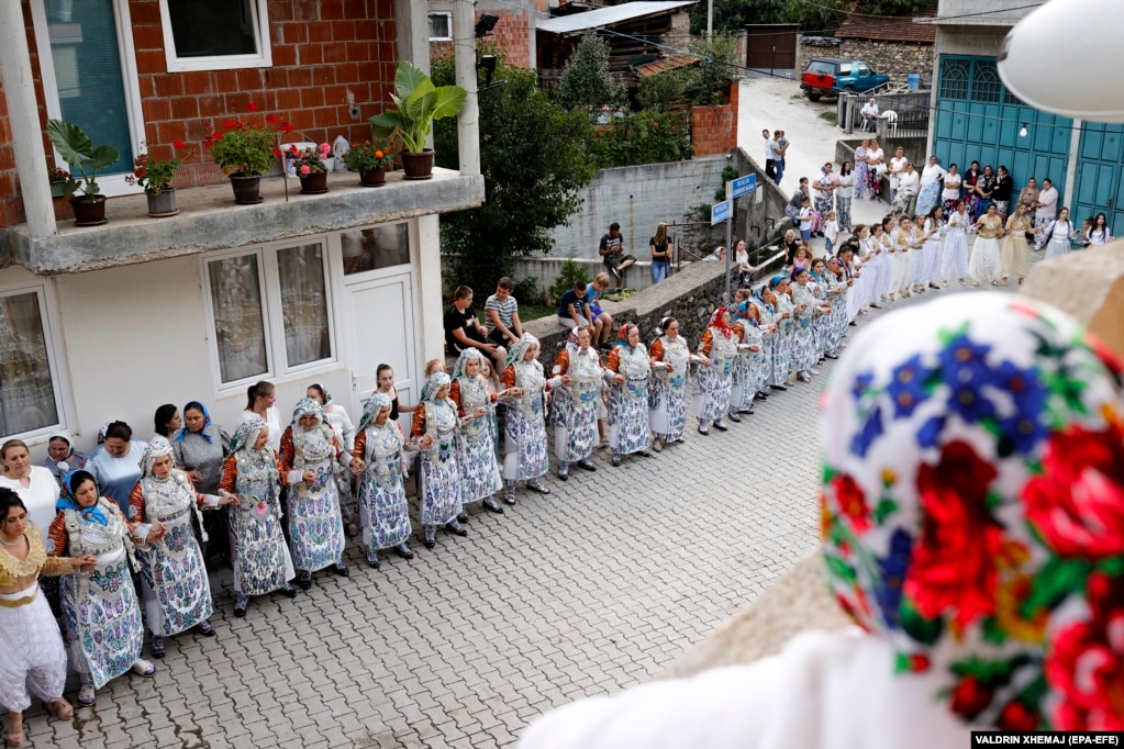 Gratë në Lubinjë të Poshtme duke vallëzuar para nisjes së ceremonisë tradicionale të martesës.