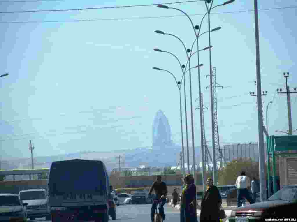 Aşgabatda ýakynda açylan "Ýyldyz" myhmanhanasy depede beýgilip dur