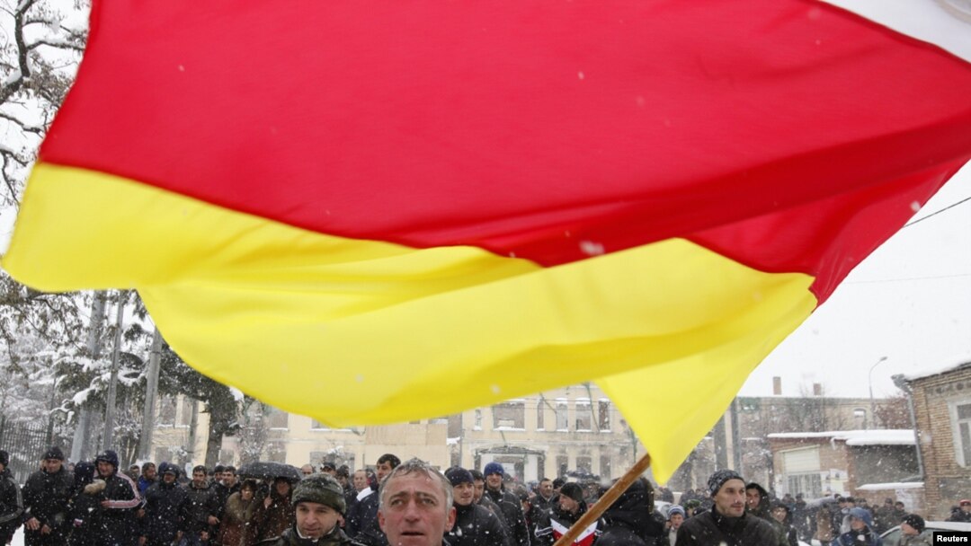 Сторонники Аллы Джиоевой. 29 ноября 2011 года