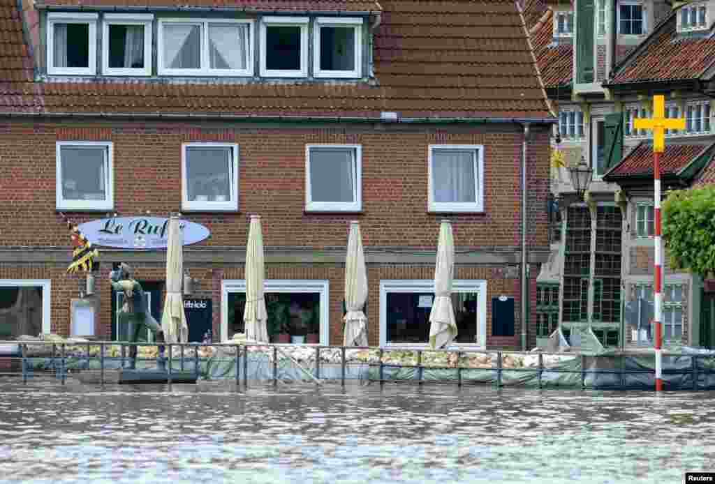 Elba revărsată în oraşul Lauenburg, Germania, 12 iunie 2013