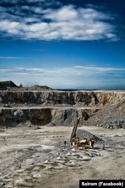 Imagine de la una din carierele de la Baia de Fier, Gorj, preluate de compania de stat Salrom, după revoluție.