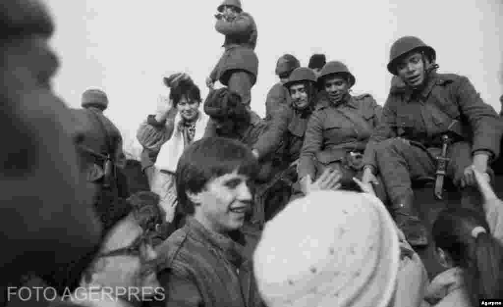 București, 22 decembrie 1989. Soldați fraternizând cu demonstranții.&nbsp;