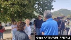 თბილისის საერთაშორისო კონფერენციის - "დიდება უკრაინას!" - მონაწილეები საოკუპაციო ხაზთან. სოფელი ოძისი, 4 სექტემბერი, 2022 წელი.