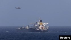 Військовий гелікоптер США над танкером Centuries.