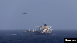 بالگرد نظامی آمریکا بر فراز نفتکش «سنتوریز» با پرچم پاناما، پس از توقیف این کشتی توسط گارد ساحلی ایالات متحده در دریای کارائیب. ۲۹ آذر