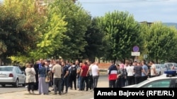 Protest građana Novog Pazara ispred policijske stanice, gde je učiteljica škole "Rifat Burdžović Tršo" saslušana zbog navoda da nije pustila himnu Srbije na početku školske godine. (5. septembar 2021.)
