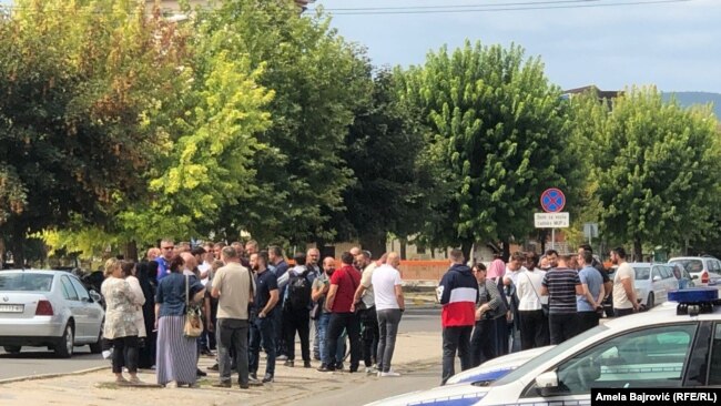 Protest građana ispred policijske stanice u Novom Pazaru zbog saslušanja učiteljice, 5. septembar