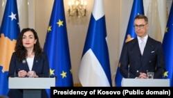 Presidentja e Kosovës, Vjosa Osmani, dhe homologu i saj finlandez, Alexendar Stubb, në Helsinki, më 23 prill 2025.