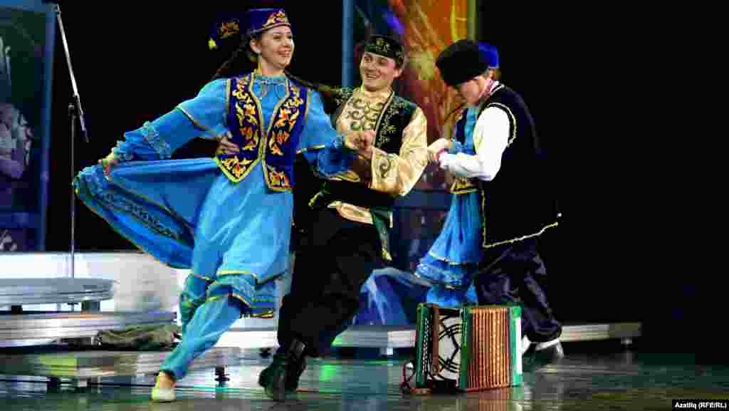 Биючеләр, уртада "Минута славы" проектында катнашучы биюче Ренат Хәйруллин