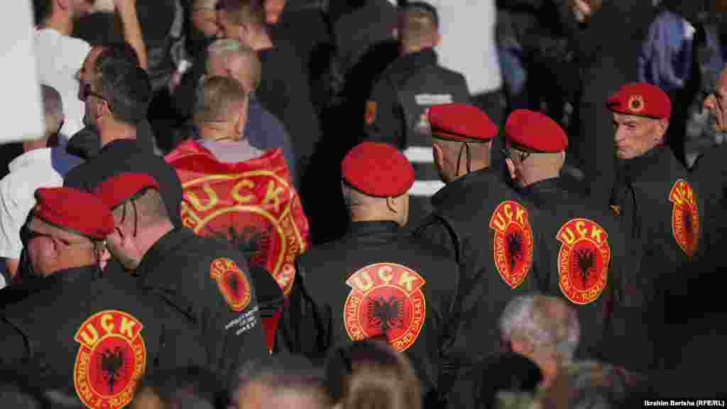Disa burra të veshur me uniformë të UÇK-së rreshtohen në protestën e 1 tetorit në Prishtinë kundër aktgjykimit të Hagës për dënimin e ish-udhëheqësve të UÇK-së me burgim për krime lufte.Shqiptarët e Kosovës po protestojnë kundër aktgjykimit qysh nga dita e shqiptimit të tij në Hagë më 16 shtator.