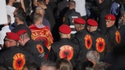 Disa burra të veshur me uniformë të UÇK-së rreshtohen në protestën e 1 tetorit në Prishtinë kundër aktgjykimit të Hagës për dënimin e ish-udhëheqësve të UÇK-së me burgim për krime lufte.<br><br>Shqiptarët e Kosovës po protestojnë kundër aktgjykimit qysh nga dita e shqiptimit të tij në Hagë më 16 shtator.