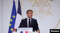 Presidenti i Francës, Emmanuel Macron, gjatë një fjalimi para ambasadorëve francezë në Paris, më 28 gusht 2023.