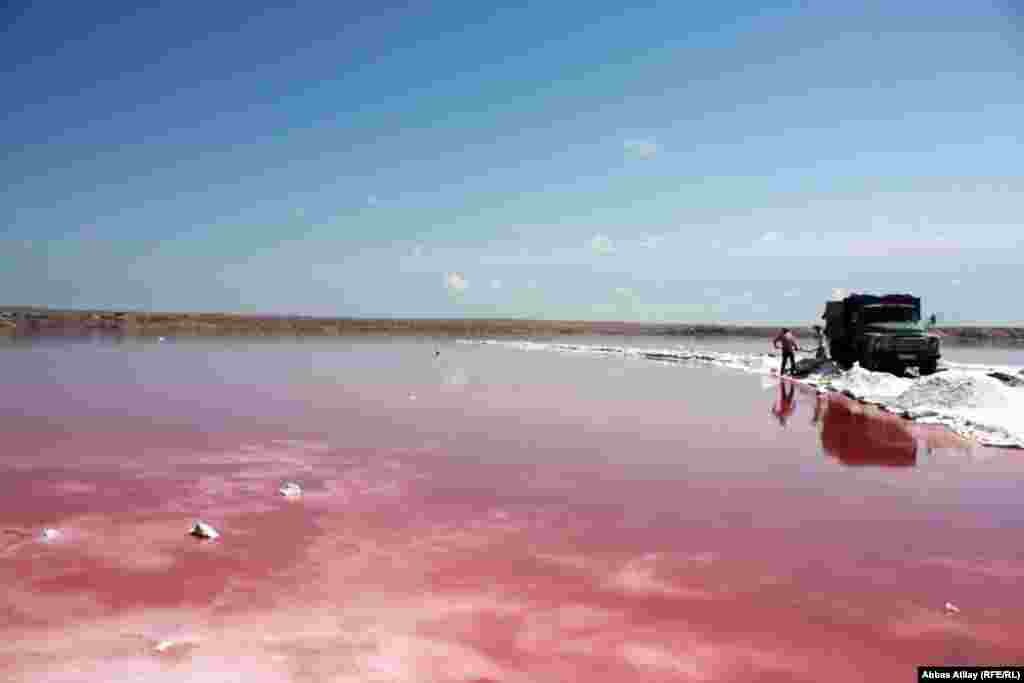 Bu dəfə isə duz daha böyük daşıma vasitəsi ilə, yük maşını ilə daşınır.