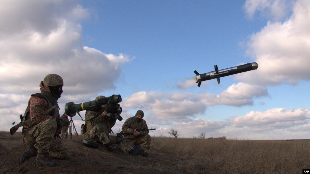 Украински военни използват противотанкова ракета Javelin. Снимката е илюстративна