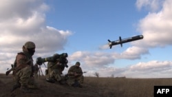 Украински военни използват противотанкова ракета Javelin. Снимката е илюстративна