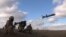 Украински военни използват противотанкова ракета Javelin. Снимката е илюстративна