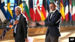 Josepp Borrell (stânga) cu ministrul de Externe ucrainean Dmitro Kuleba la Bruxelles, înaintea reuniunii miniștrilor de Externe din UE de joi, 29 august. 