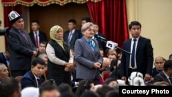 Ош шаары. Президент менен жолугушууда суроолорун берип жаткан жарандар. 