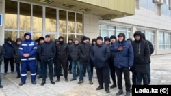 Маңгыстоо облусундагы заводдун жумушчулары. Сүрөт Lada.kz басылмасына таандык.
