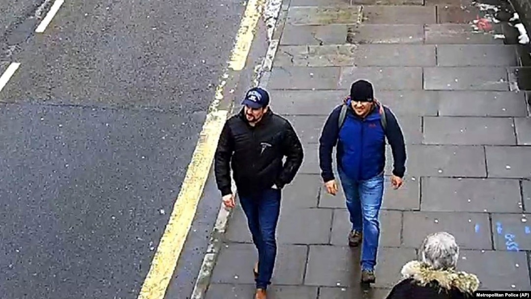 Люди, объявленные британским следствием подозреваемыми в отравлении Скрипалей, на улице Солсбери
