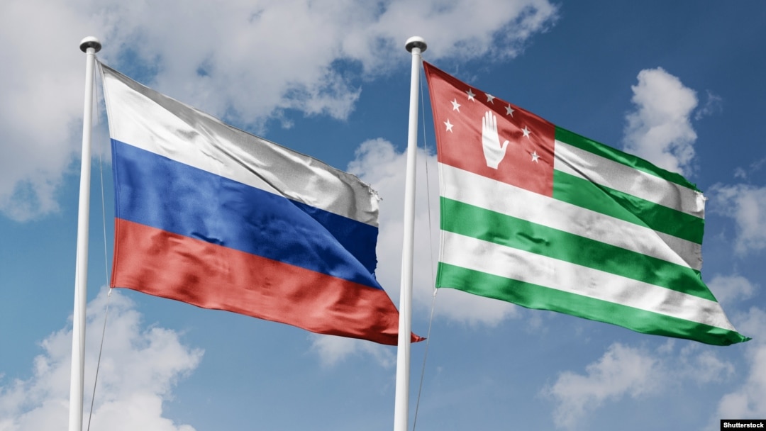 Иллюстрация: флаги России и Абхазии