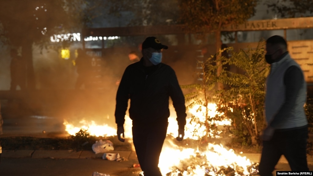 Gjatë protestës u dogjën kontejnerë mbeturinash dhe u ndezën zjarre në rrugë, sipas policisë, e cila raportoi dëme materiale.
