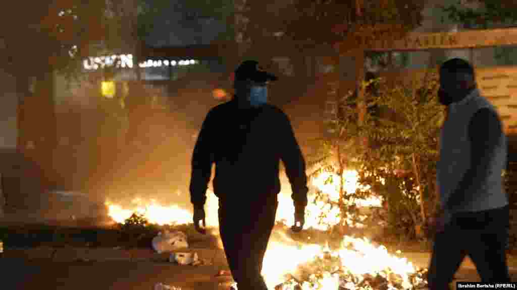 Gjatë protestës u dogjën kontejnerë mbeturinash dhe u ndezën zjarre në rrugë, sipas policisë, e cila raportoi dëme materiale.